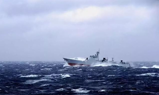 中国最新024导弹艇(隐身的杀手！022双体导弹艇并未过时，在特定海域仍然能一展身手)