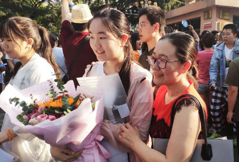 中、高考当天，家长有必要全天陪考吗？机智的家长选择这样做