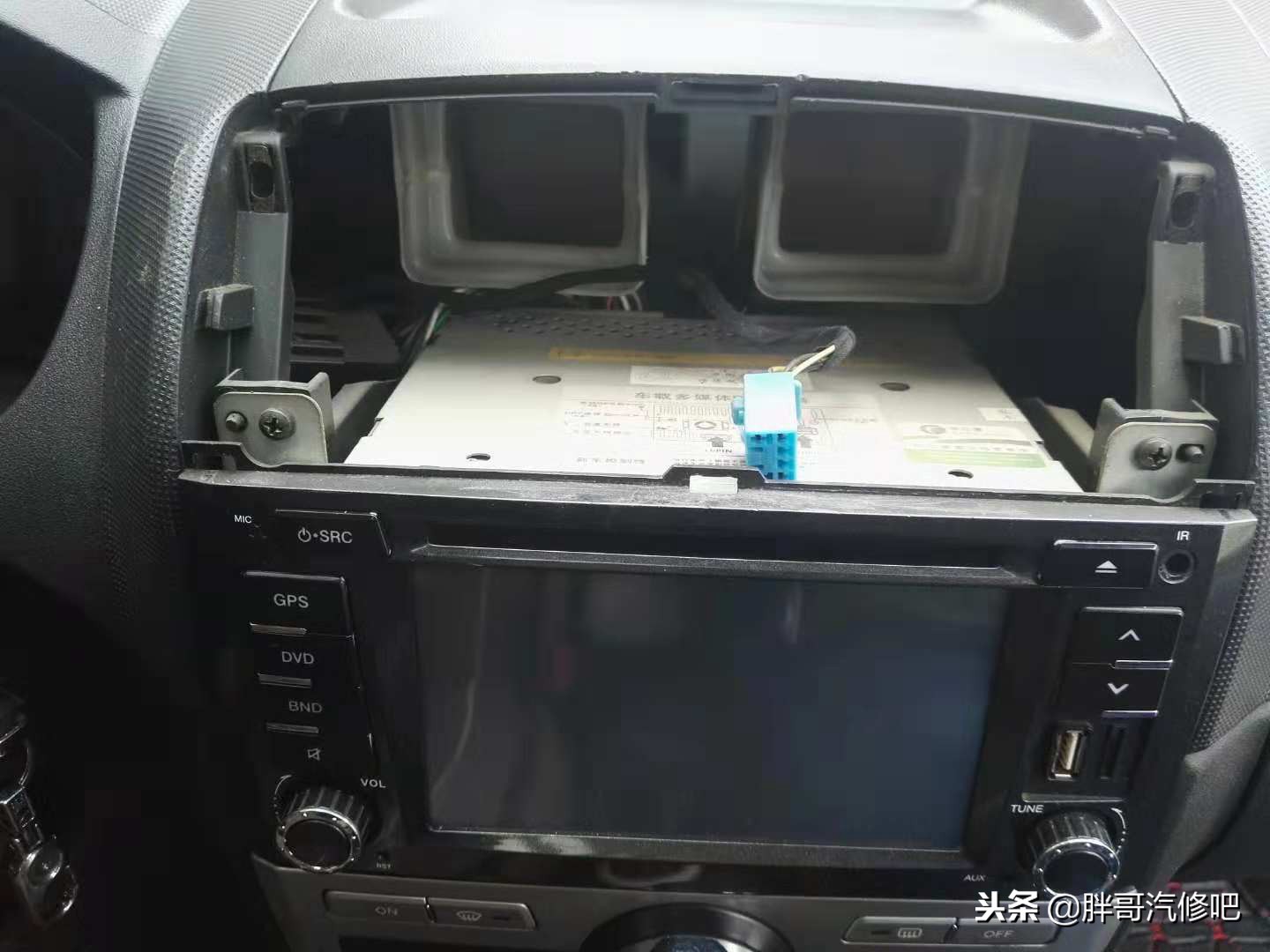 220v家用音响胖哥花57元改装成车载低音炮，废物利用大家可以试试