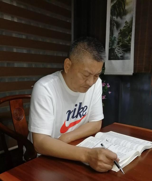 先后参加25次高考，梁实凭什么这么“牛”，另一身份揭晓