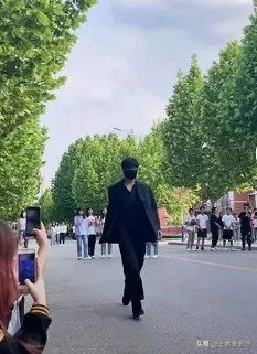 大学生“走道哥”逐渐走红，警醒年轻人，网友：这样走路容易挨揍