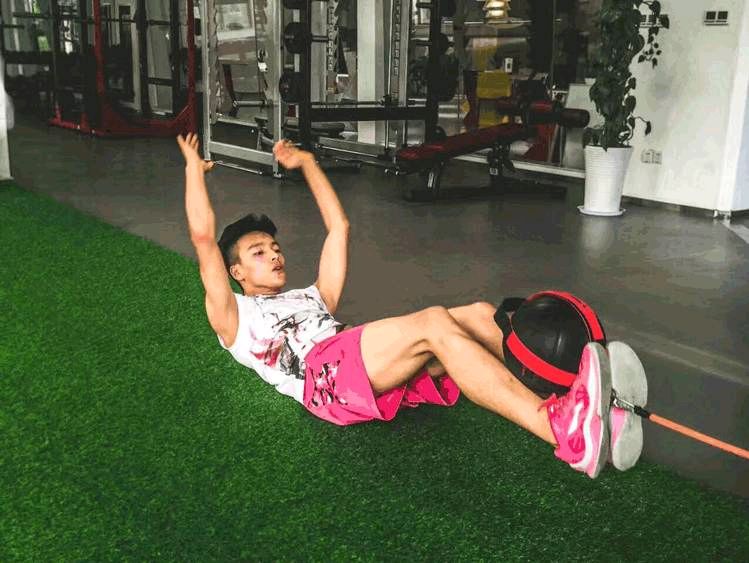 颜值学霸向远方，喜欢健身和打球，却以696分考上清华