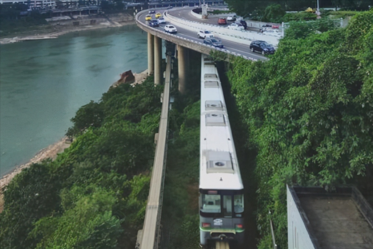重庆已启动二期工程的地铁，全长约10千米，将方便2大区域的居民