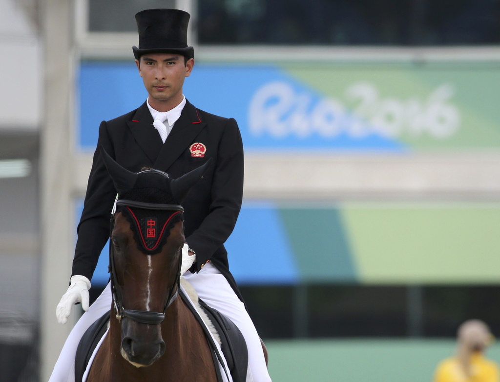 华天马术混血(中国马术第一人华天,中英混血颜值担当,真正的白马王子)