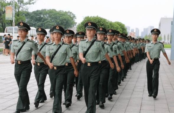 在校大学生迎来“好消息”，2021年参军可保送军校，满足条件即可