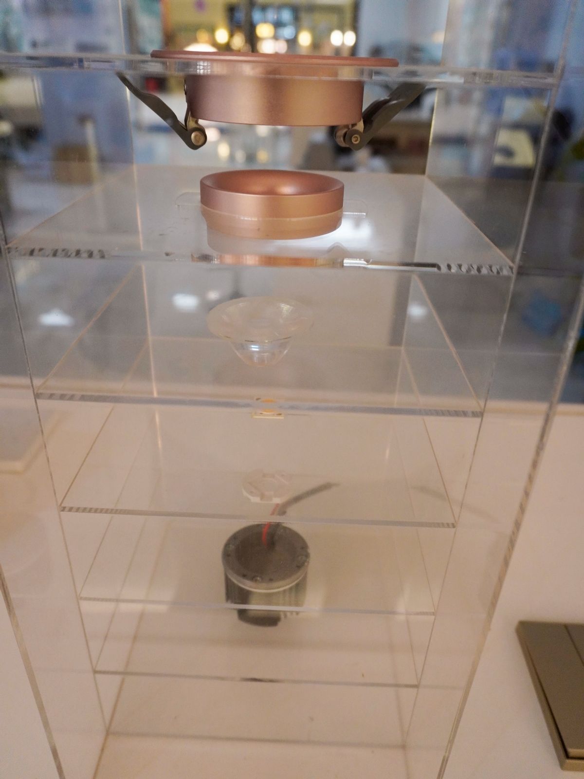 灯下太刺眼，角落有阴影，你真正需要的，是无主灯的装修