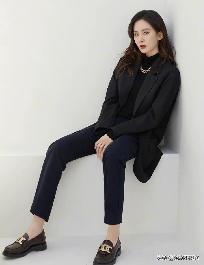 陈数带火了一种穿法，叫“西装+烟管裤”，很适合四五十岁的女人