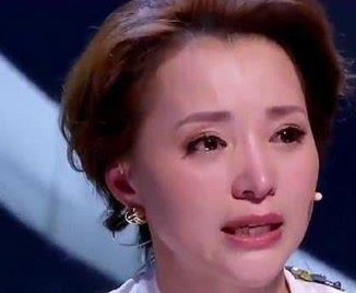 董卿失态落泪,年少自卑想自杀,被传隐婚生子,成名背后有多难?