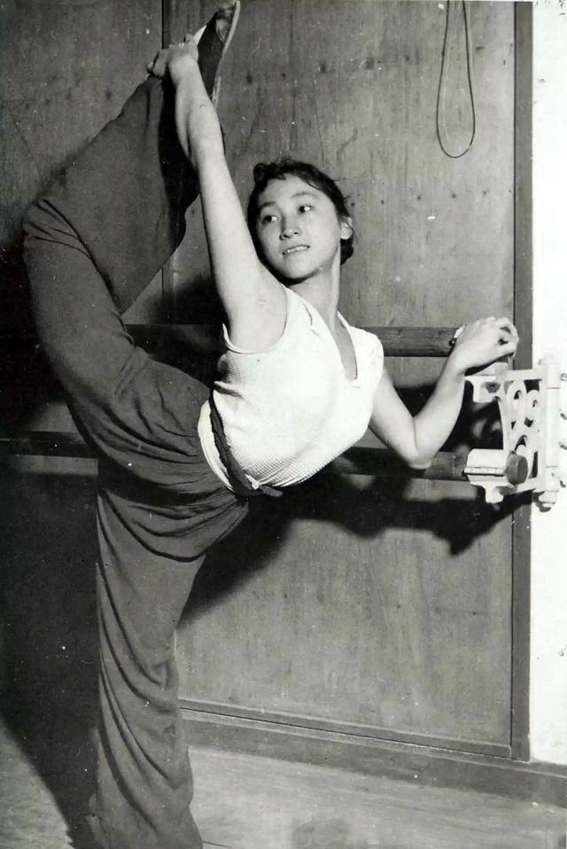 著名舞蹈家陈爱莲逝世，享年81岁，从孤儿成为舞蹈大师，一生传奇