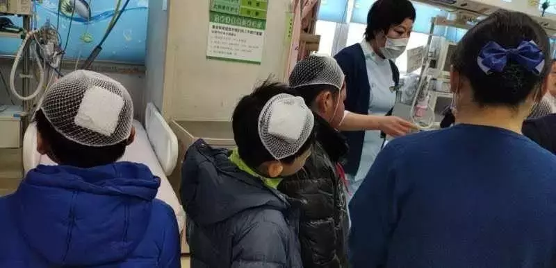 奥迪车主高速路驾车冲撞致20名小学生受伤，警方已介入调查处理。
