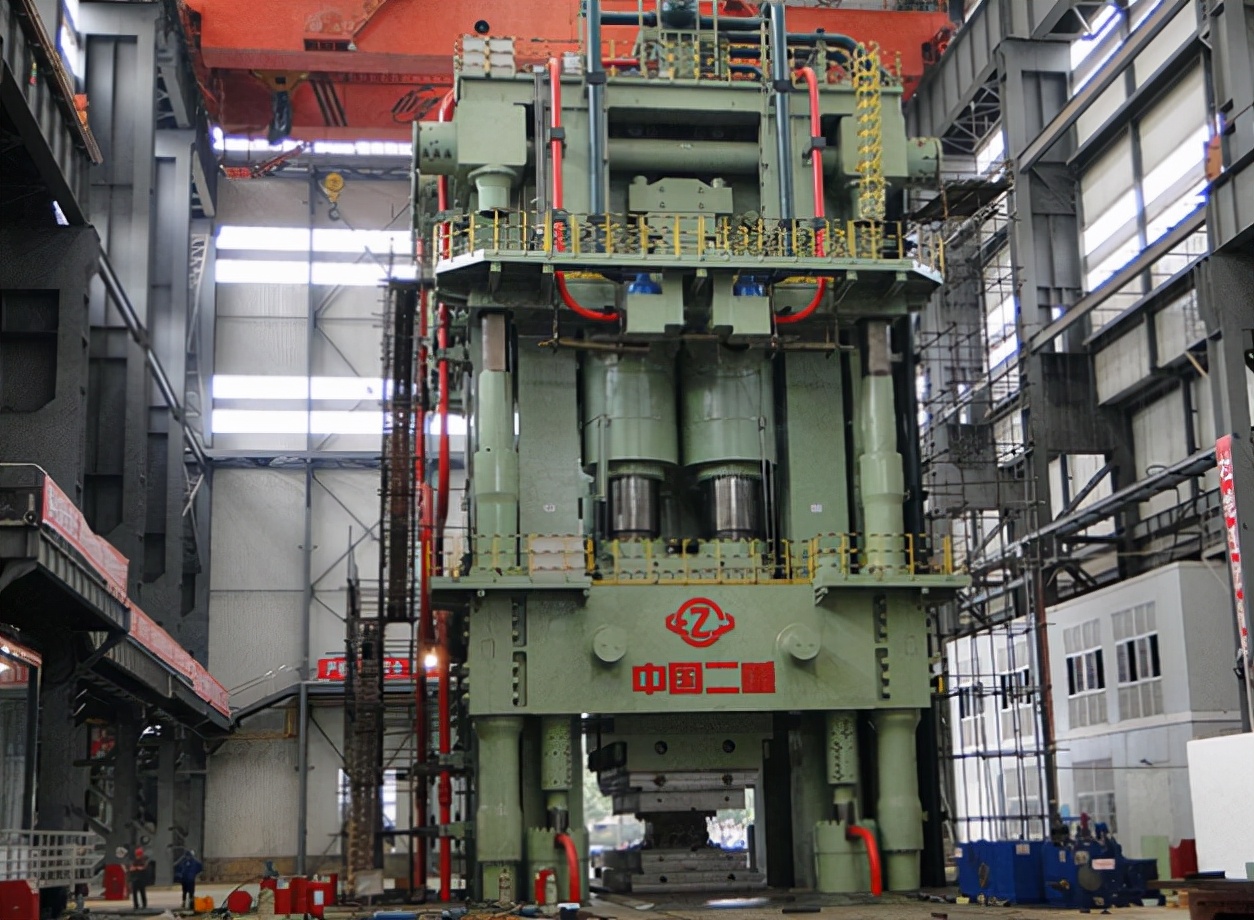 中国造世界最大的液压机，压力高达8万吨，钻石都被压成粉末