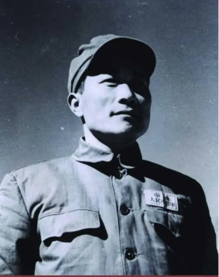 张国华开会，警卫来报说他女儿病重，张国华发火：凡事总有个轻重