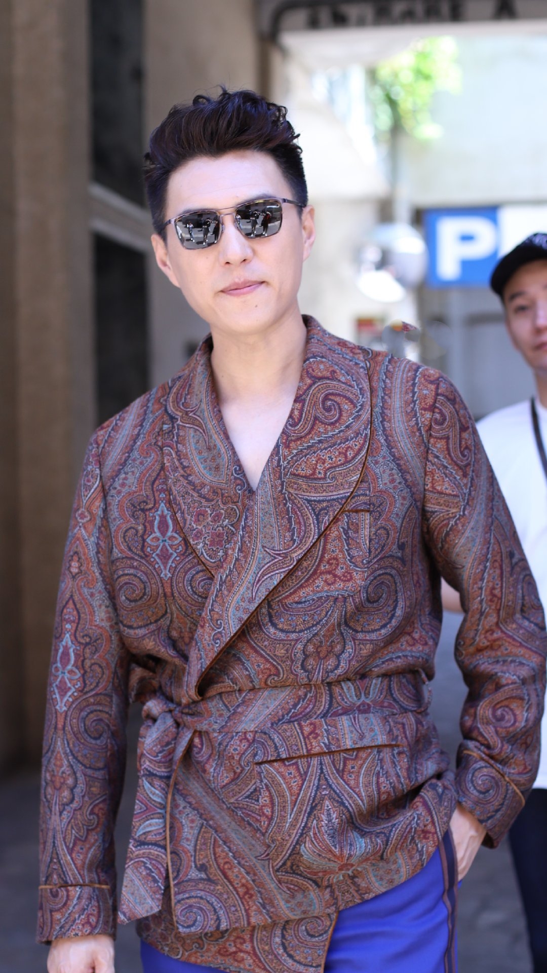 米兰现在很成熟(靳东米兰展成熟男人风采,围裹式西装显儒雅绅士,一点