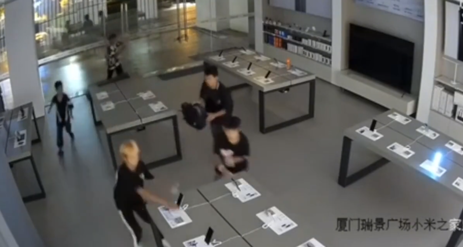 厦门6名少年洗劫小米之家，30秒偷29部设备：均为贵州籍辍学未成年