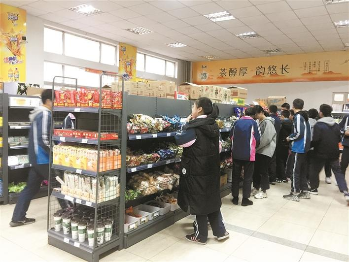 湖南店长320万高价承包学校小卖部，真有这么赚钱？店长笑而不语