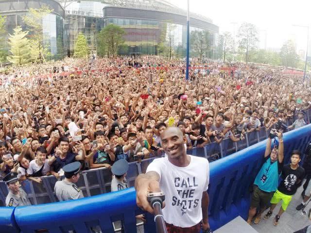 nba哪些球星来过海南（NBA球员中国行：汤神在中国太可爱，从3图看科比粉丝挤满大街）-趣拿体育