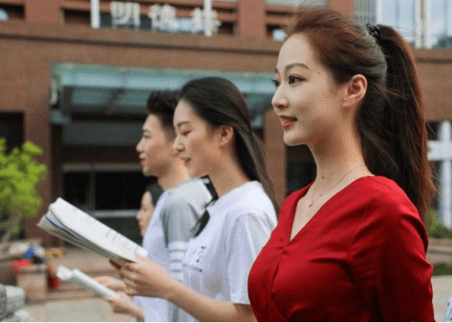 中国传媒大学校花走红，被称为千里挑一的领诵员，家庭背景曝光