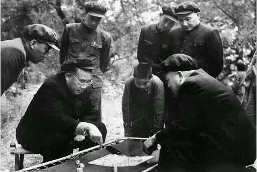 揭秘开国元勋象棋趣闻：彭德怀爱悔棋，周恩来两次战胜蒋介石