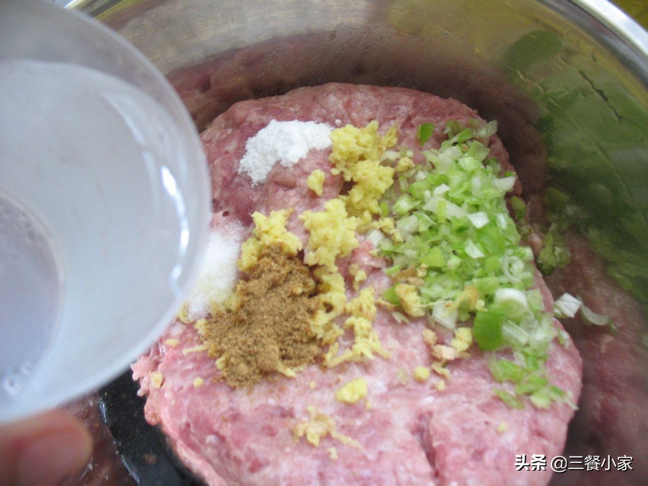 酸菜饺子怎么做才好吃，酒店老厨师长告诉你，四个步骤，轻松制作