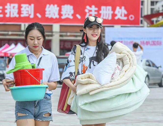 华科大宿舍走红网络，学生自配投影仪，上学就像在度假一样