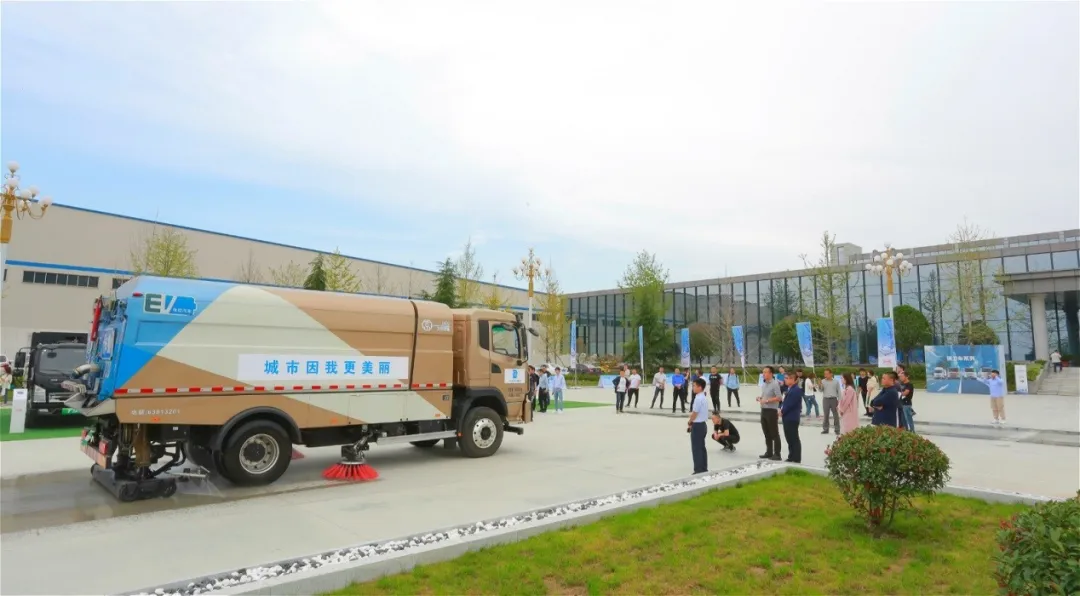环卫车创新升级——西安：新能源环卫车变身“城市新宠”