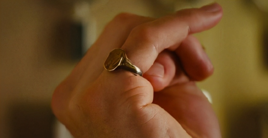 威尔士亲王(查尔斯：一枚威尔士亲王戒指，从21岁戴到73岁，小胖手吃不消了)