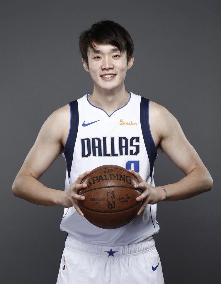 中国的哪些人进来nba(中国篮球运动员中进入过NBA的有哪些？不像你想的那么少？)