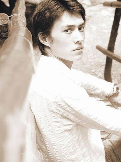 与二婚妻子相守11年，演20年配角终成名，靳东到底有何本事？