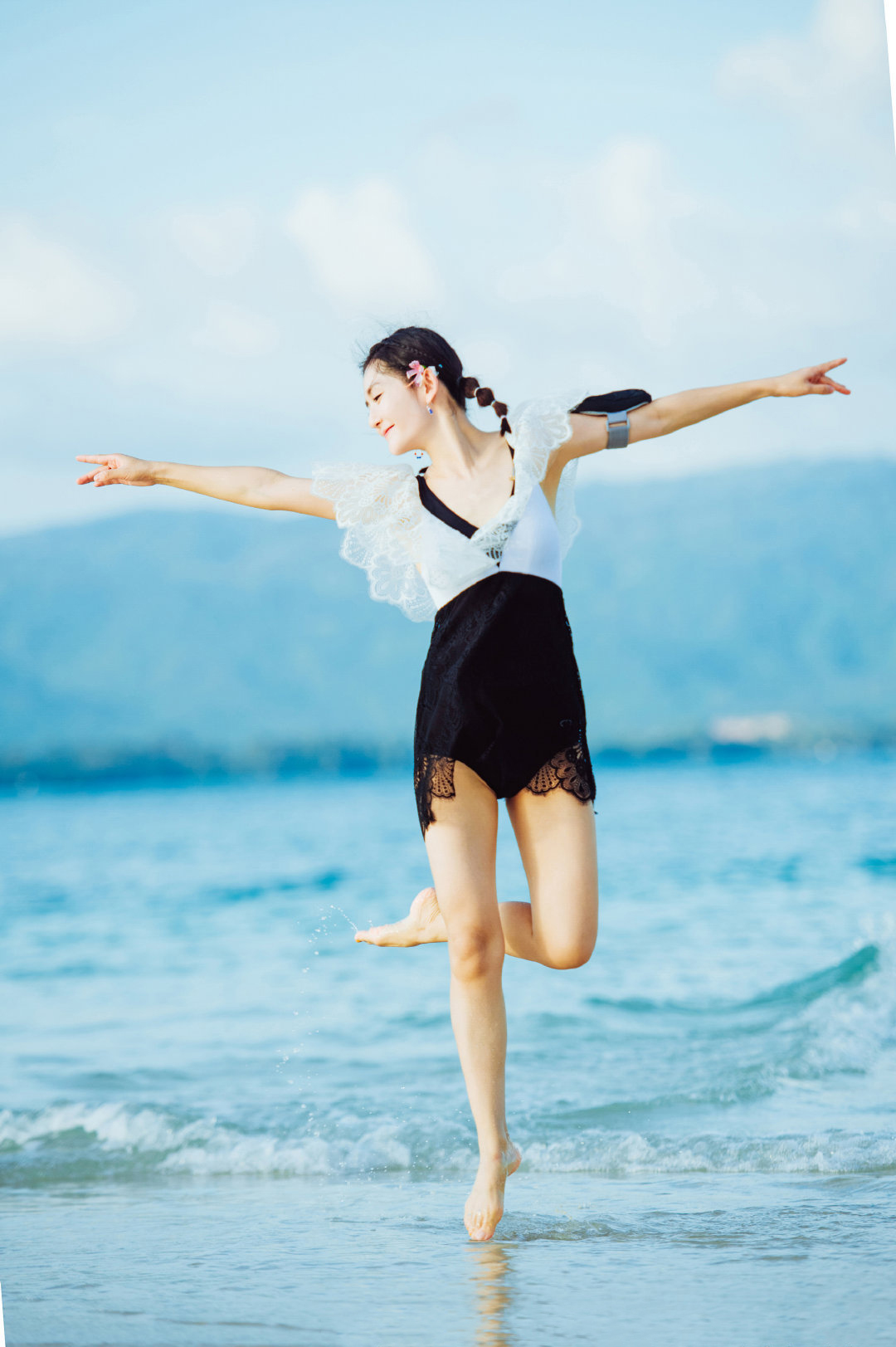 谢娜的产后身材有多好?海边深v短裙写真告诉你,性感迷人