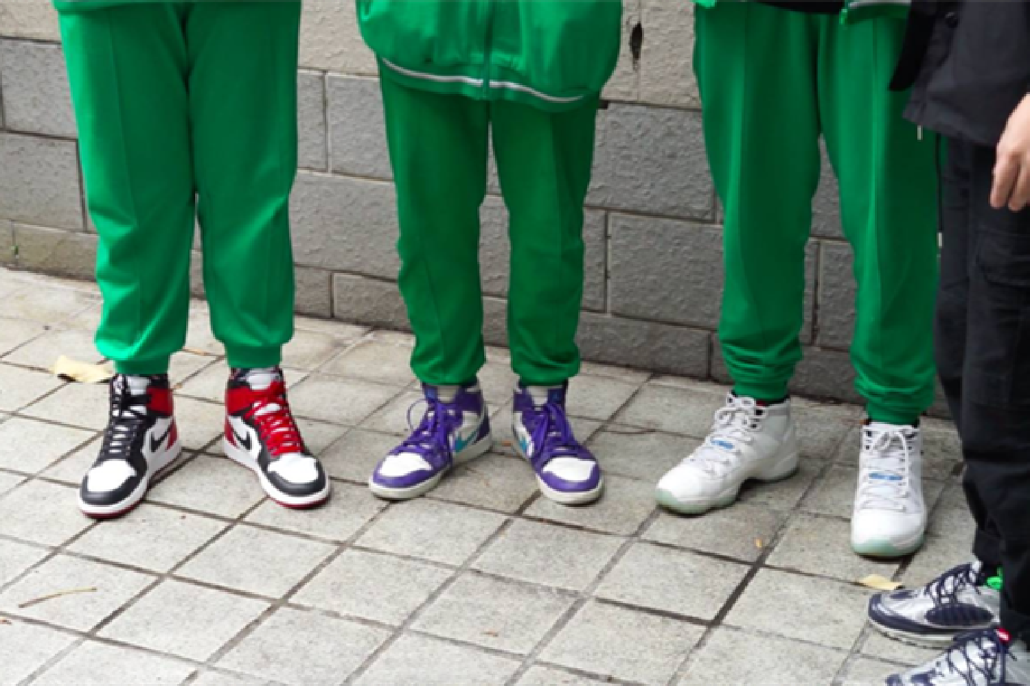 中学生之间的“新型攀比”：校服都一样，但脚上踩的全是名牌鞋