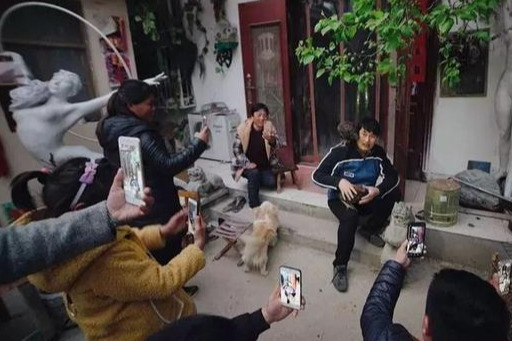 大衣哥怎么出名的（“大衣哥”朱之文艰辛成名史）