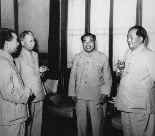 1953年，毛主席在蛇山买臭豆腐，被认出后无奈上黄鹤楼“避难”