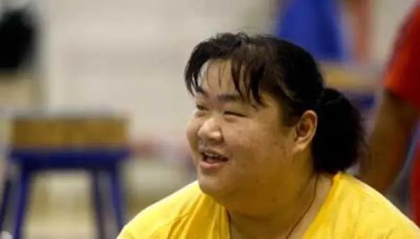 还记得打破世界纪录的举重冠军唐功红吗？17年过去，她怎么样了