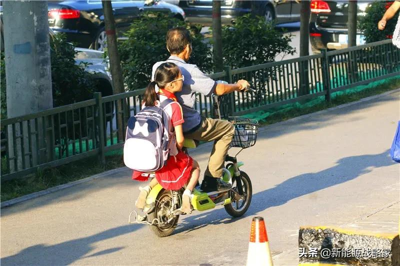 电动车明明有后座，却不能载人？网友表示不理解，终于有回复了