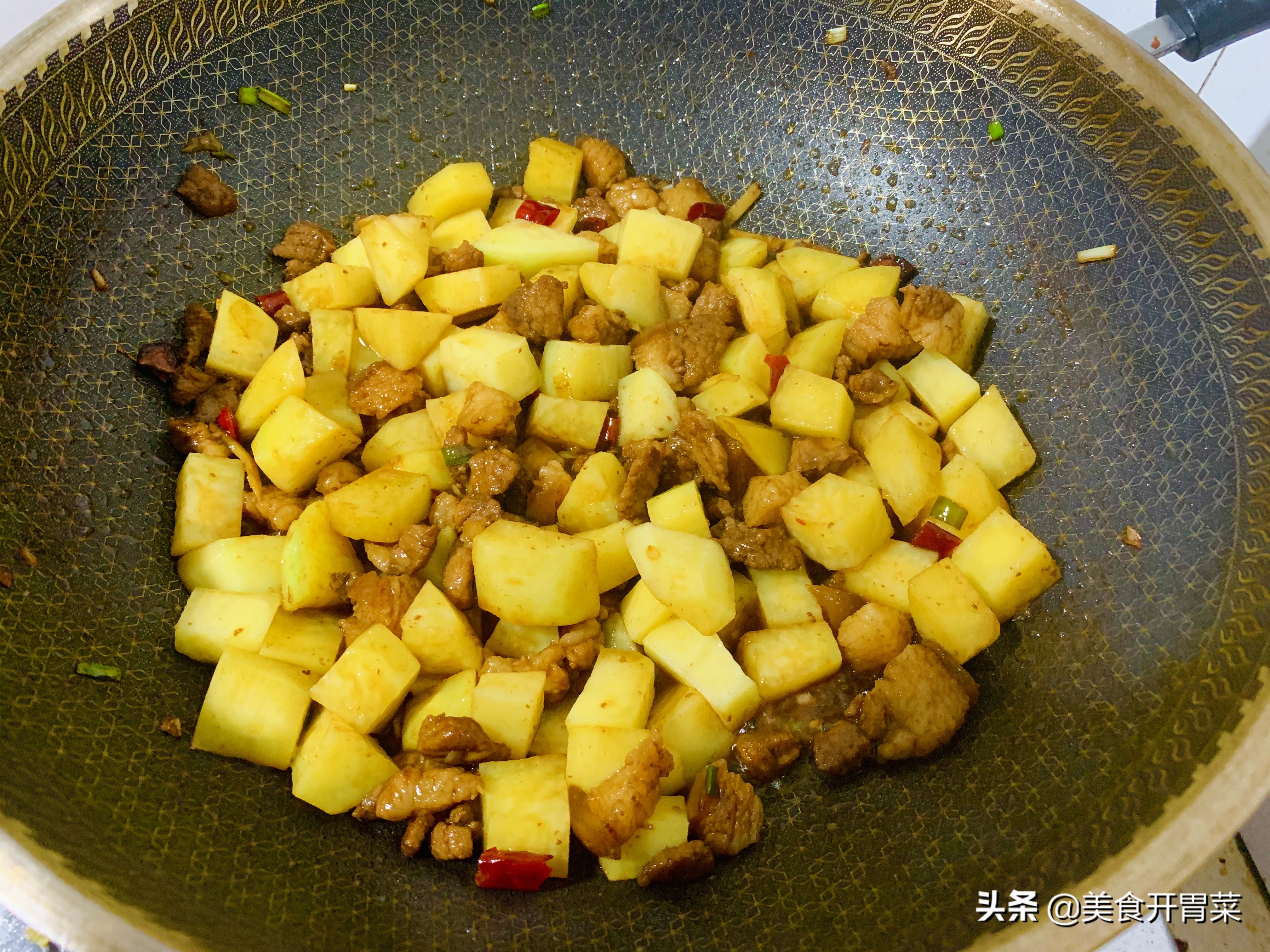 土豆炖肉家常最好吃的做法，鲜香味美一上桌瞬间被抢光