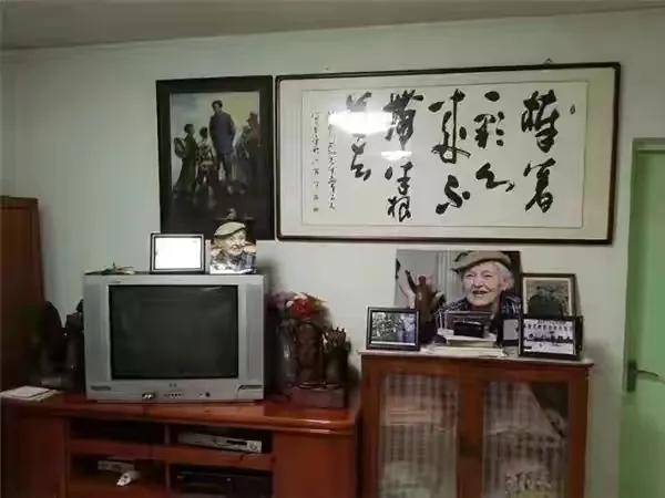 中国绿卡第一人寒春：我百分之百地支持毛泽东所做的一切努力