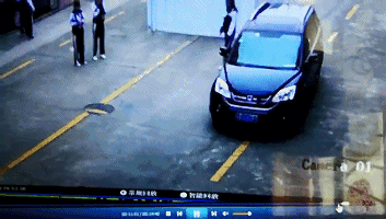 视频：女学生校门口被撞飞，家长们关注的是第三方原因