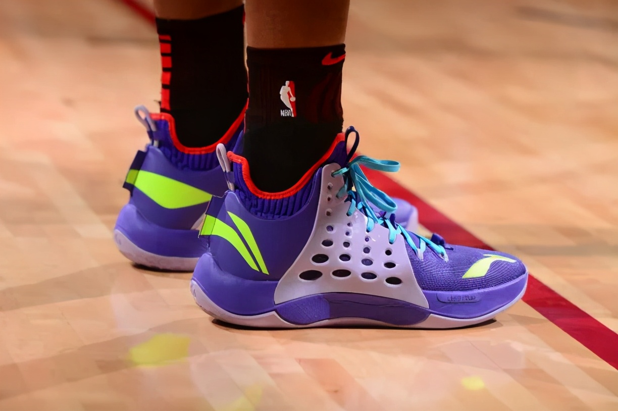 李宁有哪些鞋被穿上nba(nba球员上脚:特纳穿过的李宁球鞋,驭帅闪击