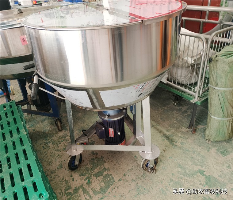 可以移動(dòng)的干濕飼料攪拌機(jī)，是養(yǎng)殖場(chǎng)的好伴侶