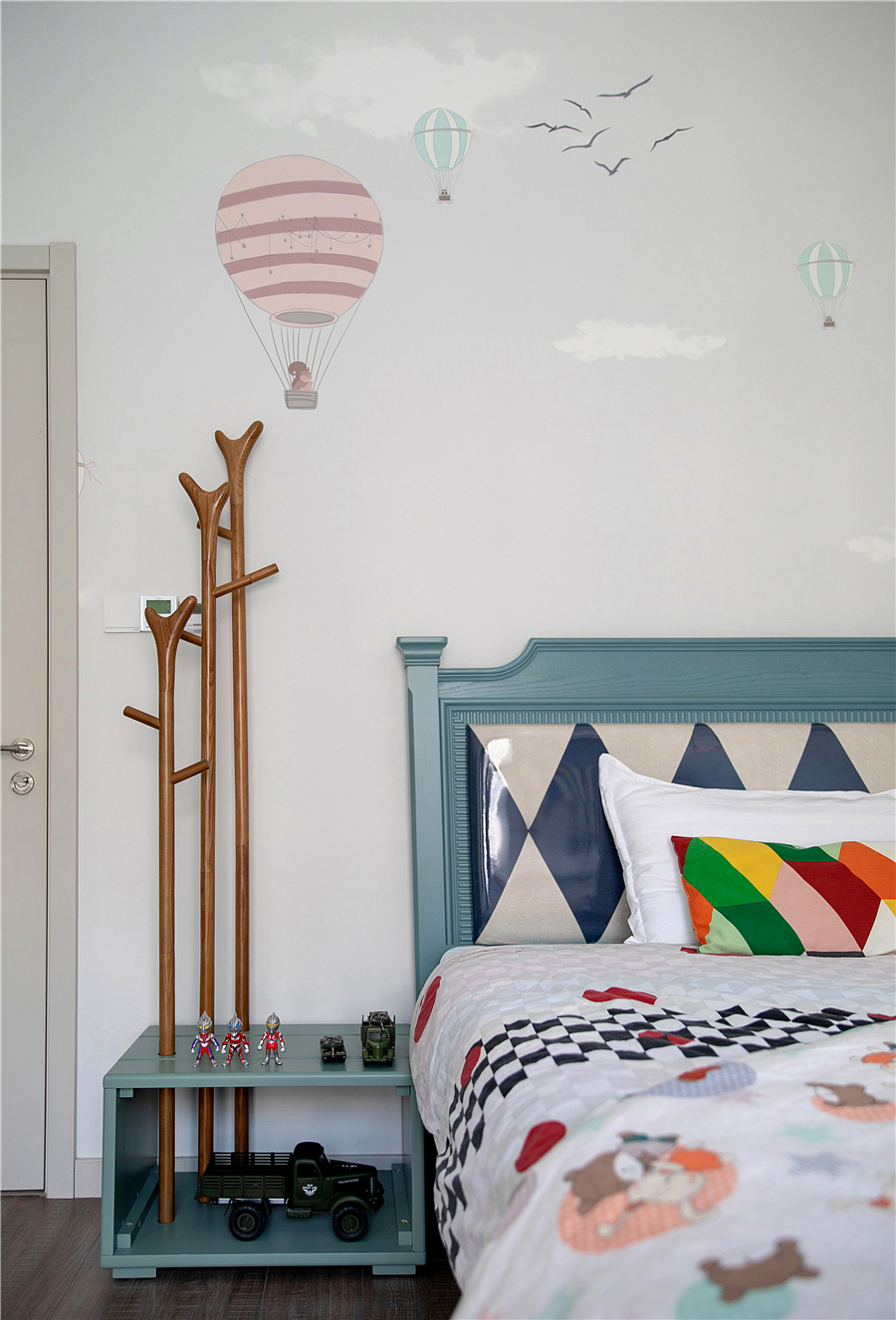 200㎡现代风设计，开放式厨房+餐厅+吧台，轻松自然的生活