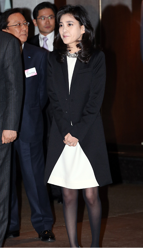 三星集团的长公主，颜值在家族里也拔尖，随便一穿都美得抢镜