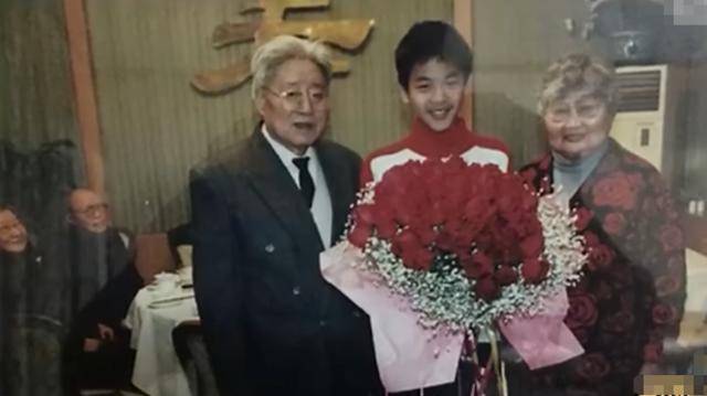 张若昀自曝陪老婆吃月子餐胖了10公斤，他的童年阴影终被爱治愈