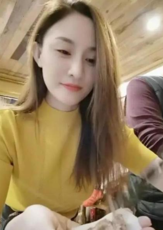 甚至在贾冰带着自己的妻子一同参演自己的小品时,大家在看到贾冰妻子