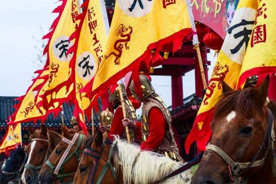 为岳飞评反，因北伐失利被奸臣槌杀，他怎么又成了南宋的奸臣呢？