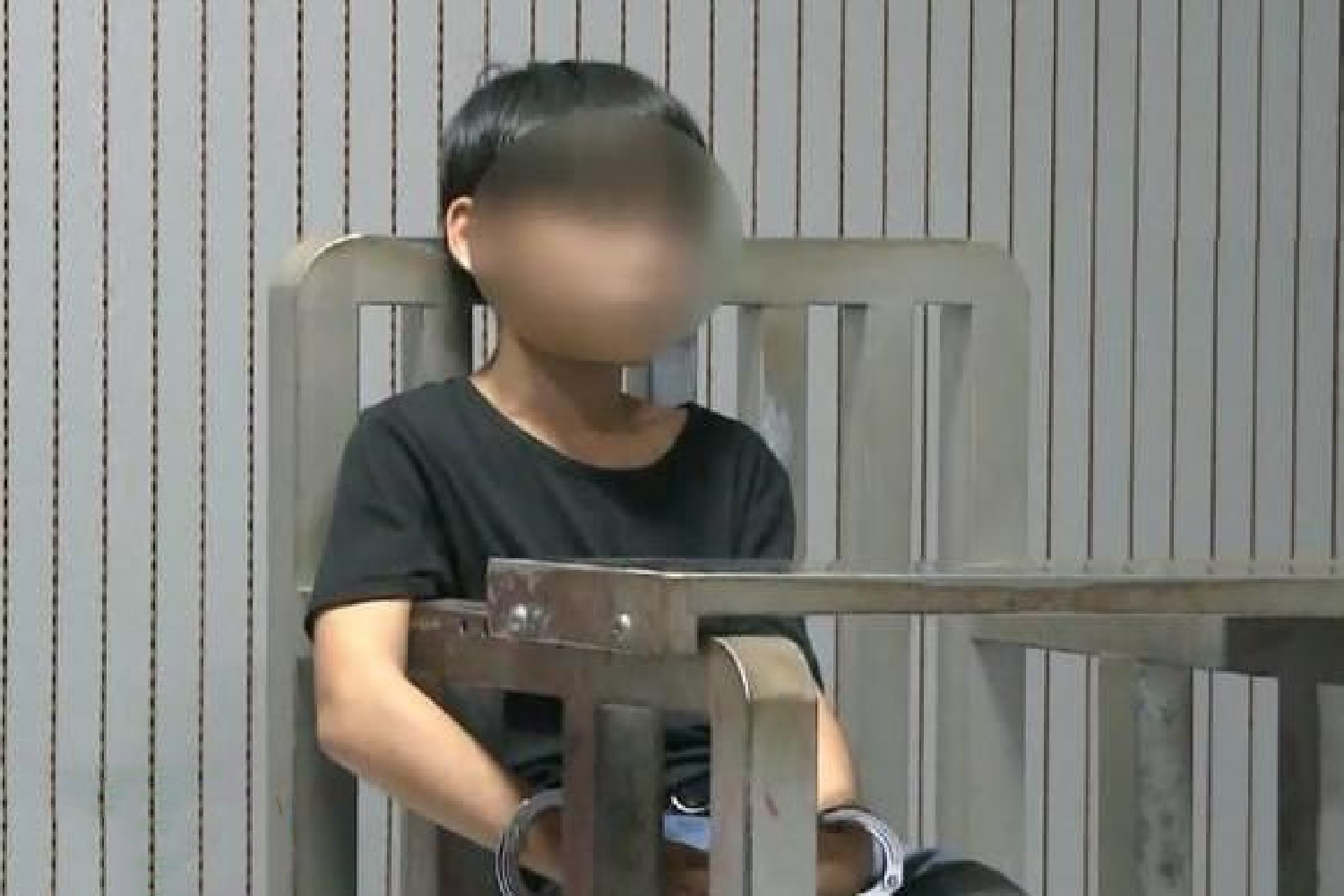 厦门6少年30秒洗劫小米专卖店（6名少年洗劫小米专卖店）