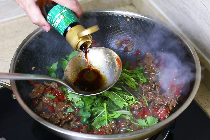 这才是“小炒牛肉”的正宗做法，大厨详细讲解，牛肉鲜嫩不出水