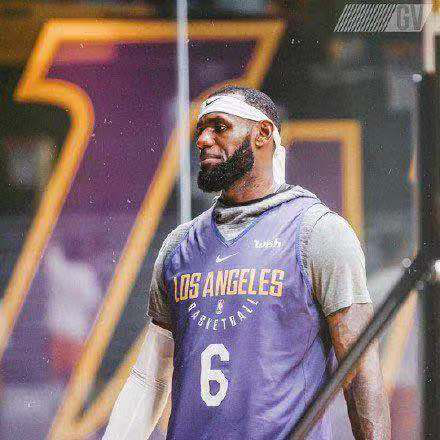 为什么nba会有戴面具的(曾被NBA禁止的装备：詹姆斯戴面具也被禁过，一号码被禁止使用)