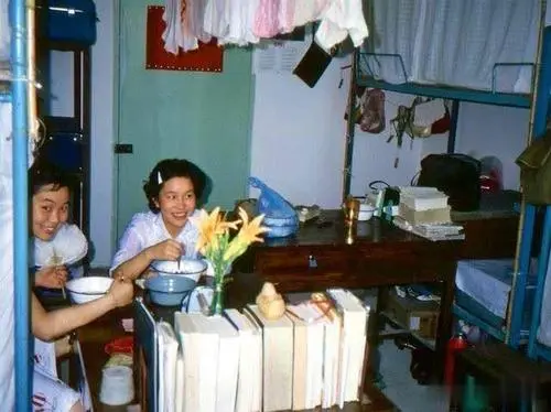 25年前，清华才女朱令在寝室惨遭投毒，追凶无果，这是怎么回事？