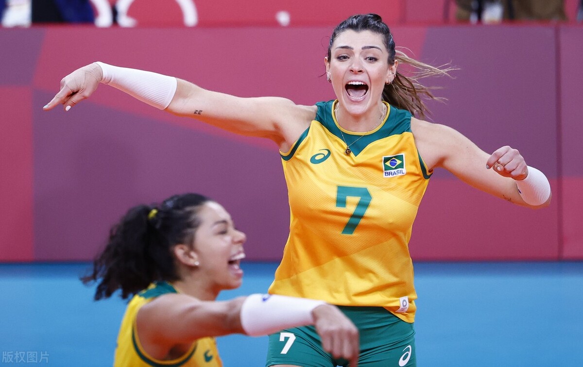 第二局,两支队伍开局胶着至7平,加比平拉开扣中,巴西女排以9比7取得