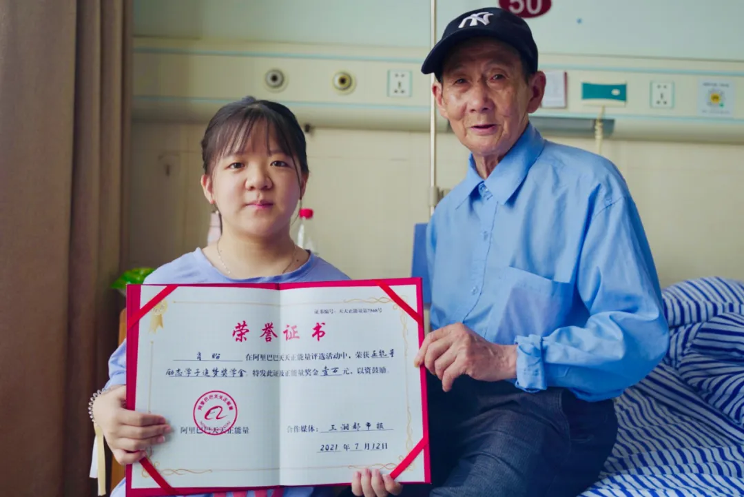 双腿畸形6年9次手术，女孩高考560分填报医学院：长大我想成为你